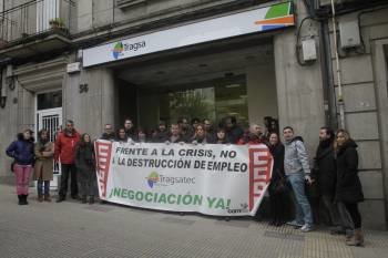 Los empleados protestaron ante las puertas de la empresa. (Foto: MIGUEL ÁNGEL)