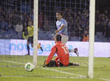 Bermejo supera al portero Adán en la acción del 1-0. (Foto: SALVADOR SAS)