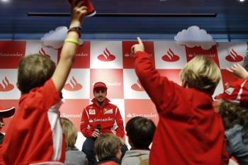 Fernando Alonso, en un acto publicitario. (Foto: J. C. HIDALGO)