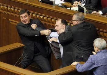 Diputados del gobierno y de la oposición se enzarzan en una pelea durante una sesión del Parlamento 'Verkhovna Rada' ucraniano