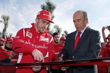 El piloto español de la Fórmula Uno de Ferrari, Fernando Alonso, llega con su mujer, la modelo rusa Dasha Kapustina (Foto: EFE)