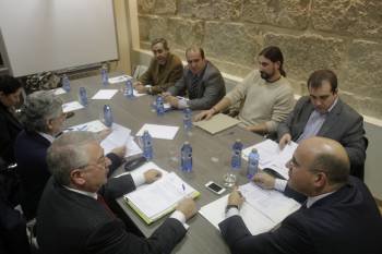 Imagen de la última reunión de la junta, ayer. En primer término, José Cudeiro y Manuel Baltar. (Foto: MIGUEL ANGEL)