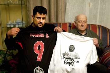 El hermano y el padre de David Reboredo muestran camisetas de apoyo al extoxicómano. (Foto: SALVADOR SAS)