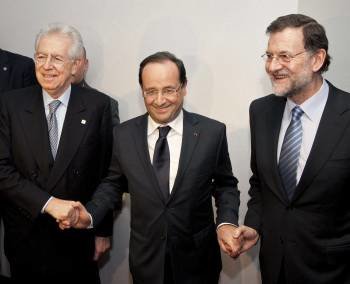 Monti, Hollande y Rajoy, posando en Bruselas para los medios de comunicación. (Foto: HORS WAGNER)