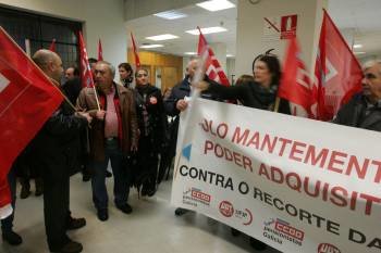 Concentración sindical que se desarrolló ayer en la sede de la Seguridad Social en Ourense.  (Foto: MARCOS ATRIO)