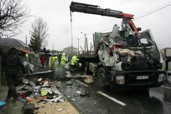 El camión, muy afectado tras el accidente, volcó sobre un alpendre de Vilariño das Poldras. (Foto: MARCOS ATRIO)