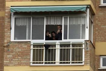 Balcón desde el que se arrojó ayer una mujer de 56 años, en la barriada malagueña de Los Corazones. (Foto: CARLOS DIAZ)