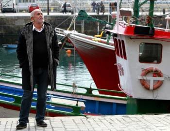El presidente de la Fundación Titanic, Jesús Ferreiro, posa en el puerto pesquero de San Sebastián. (Foto: JUAN HERRERO)