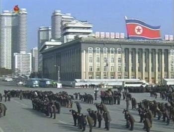 Fotografía facilitada por la agencia surcoreana de noticias Yonhap de un fotograma de una emisión de la televisión estatal norcoreana que muestra a varios ciudadanos norcoreanos mientras guardan silencio en memoria del fallecido líder norcoreano Kim Jong-