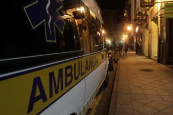 Una ambulancia espera para hacer un traslado, en la ciudad de Ourense. (Foto: MIGUEL ÁNGEL)