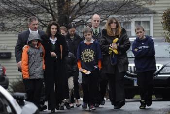 Varios niños acompañados por su familia salen del funeral de Jack Pinto, uno de los asesinados en el colegio. (Foto: P. FOLEY)