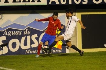 Iago Sanginés intenta salir de la marca de un rival del Caudal durante el anterior partido del Ourense en casa.