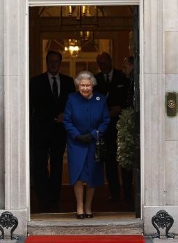 a reina Isabel II de Inglaterra (c) tras asistir a una reunión del Consejo de ministros del Gobierno británico