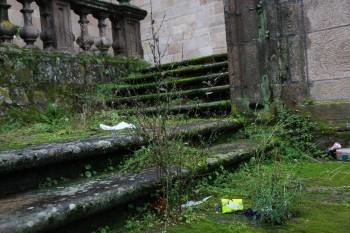 Maleza y basura en una escalera de la Catedral. (Foto: JOSÉ PAZ)