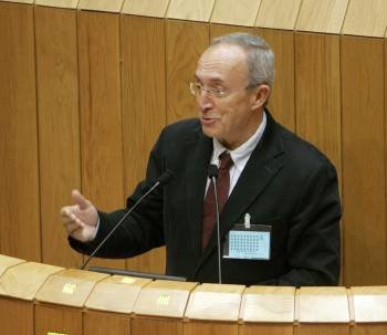 Manuel Martín, durante su intervención en el pleno del Parlamento gallego. (Foto: XOÁN REY)