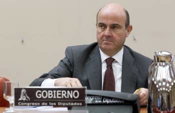 El ministro Luis de Guindos, durante su comparecencia en la Comisión de Economía del Congreso. (Foto: CHEMA MOYA)