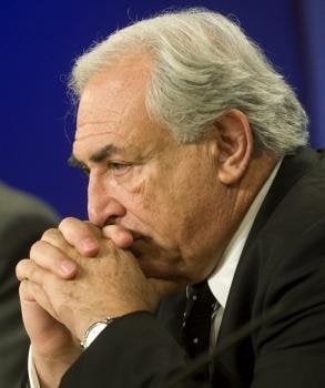 El exdirector del Fondo Monetario Internacional (FMI) Dominique Strauss-Kahn responde las preguntas de los periodistas durante una rueda de prensa convocada en la sede del FMI en Washington DC 
