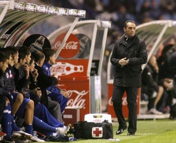 El entrenador del Deportivo, José Luis Oltra (d), durante el partido de la decimosexta jornada de Liga de Primera División (Foto: EFE)