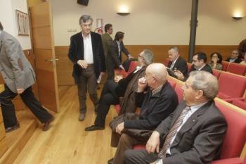 Francisco Rodríguez, de pie, saluda a los asistentes a la reunión de la junta directiva de ayer.  (Foto: MIGUEL ÁNGEL)