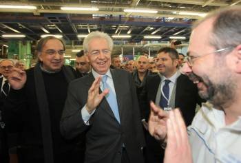 Monti, durante la visita que hizo  ayer a la fábrica de Fiat en la localidad de Melfi, en Potenza.  (Foto: ANTONIO VECE)