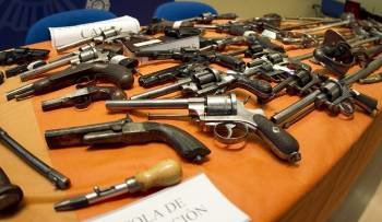 Imagen de parte del arsenal de armas que fue incautado por la Policía Nacional. (Foto: TONI GARRIGA)
