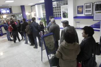 Cola de personas ayer para comprar un décimo en la administración número 10 de Ourense.