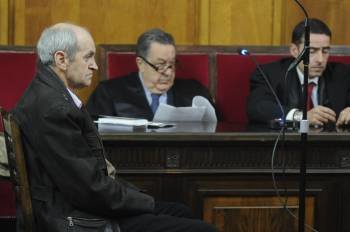 José Luis Lamelas Álvarez junto a su abogado, Emilio Atrio. (Foto: MARTIÑO PINAL)