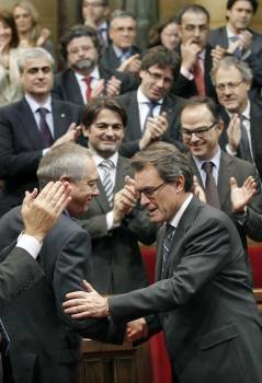 El líder del PSC, Pere Navarro, felicita al líder de CiU, Artur Mas. (Foto: ANDREU DALMAU)