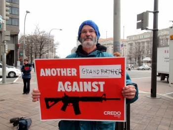 Un activista sostiene en Washington un cartel en el que se lee 'Otro abuelo contra las armas'. (Foto: MARC ARCAS)