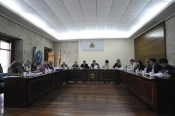 La Corporación municipal de Carballiño durante una sesión plenaria. (Foto: MARTIÑO PINAL)