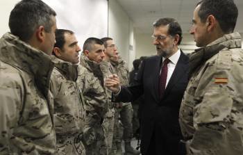 El presidente del Gobierno, Mariano Rajoy, habla con los militares desplegados en la base de Qala i Naw.. (Foto: KOTE RODRIGO)