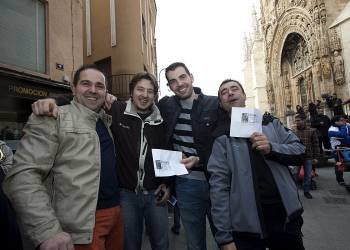 Vecinos de Aranda de Duero, mostrando fotocopias del décimo premiado. (Foto: PACO SANTAMARÍA)