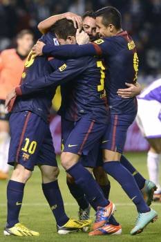 Los jugadores del Barcelona celebran el primer gol, el anotado por Xavi Hernández. (Foto: NACHO GALLEGO)