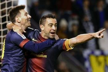 El centrocampista del F.C. Barcelona Xaxi Hernández (d) celebra con su compañero Leo Messi la consecución del primer gol de su equipo ante el Real Valladolid (Foto: EFE)