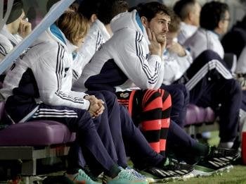 El guardameta del Real Madrid, Iker Casillas (2i), sigue desde el banquillo el encuentro correspondiente a la decimoséptima jornada de primera división (Foto: EFE)