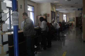 Usuarios en la sección de renovación de demandas de empleo en la oficina del Inem del Posío.  (Foto: MIGUEL ÁNGEL)
