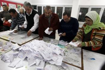 Los egipcios realizan el recuento de papeletas tras el cierre de los colegios electorales. (Foto: KHALED ELFIQI)