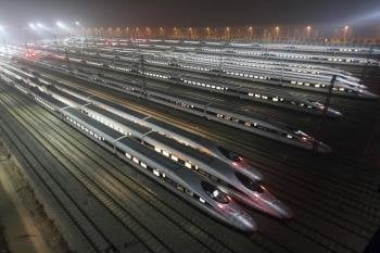 Trenes de alta velocidad realizan una prueba en una estación de manteniemiento en Wuhan (China) (Foto: EFE)