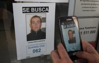 Una persona graba con un móvil uno de los carteles del dispositivo de  búsqueda que ha organizado la Guardia Civil para dar con el paradero del supuesto secuestrador de una niña de 16 meses del municipio de Gérgal (Almería) (Foto: EFE)