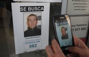 La Guardia Civil repartió carteles con la identidad del secuestrador. (Foto: C. BARBA)