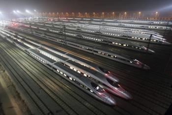 Trenes de alta velocidad realizan una prueba en la estación de Wuhan (China). (Foto: STR)