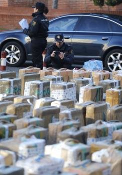 La Policía española detuvo a 35 personas y se incautó de más de 11 toneladas de hachís, en lo que consideró una de las mayores operaciones contra el tráfico de esta droga en la península.