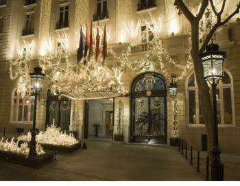 Entrada principal que da la bienvenida al selecto establecimiento hotelero madrileño.