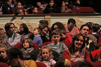 Asistentes al espectáculo de Cayetano Lledó en el Teatro Principal.  (Foto: XESÚS FARIÑAS)