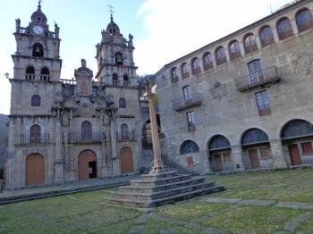 Entorno religioso formado por el santuario y el seminario de As Ermidas, en O Bolo. (Foto: J.C.)