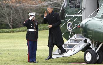 Barack Obama aterriza en Washington tras abandonar sus vacaciones navideñas en Hawai. (Foto: DENNIS BRACK)