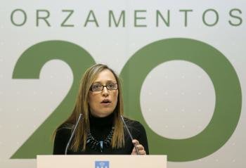 La conselleira de Hacienda, Elena Muñoz, explica el proyecto de ley de presupuestos de la Xunta para 2013 (Foto: EFE)