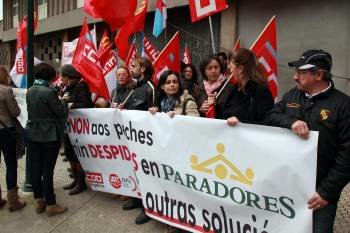 Un grupo de trabajadores mostró en Santiago su rechazo a los planes de Paradores. (Foto: VICENTE PERNÍA)