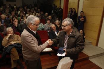 Arcos recibe el recordatorio de manos de Carreira y Francisco Fumega presentando el acto. (Foto: XESÚS FARIÑAS)