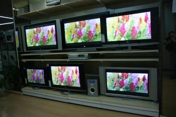 Varías pantallas de televisión a la venta en el escaparate de una tienda especializada. (Foto: ARCHIVO)